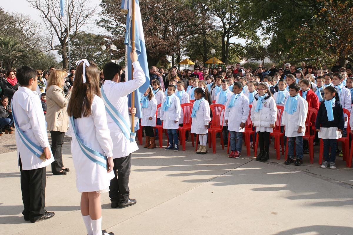 Arroyito conmemoró el Día de la Bandera