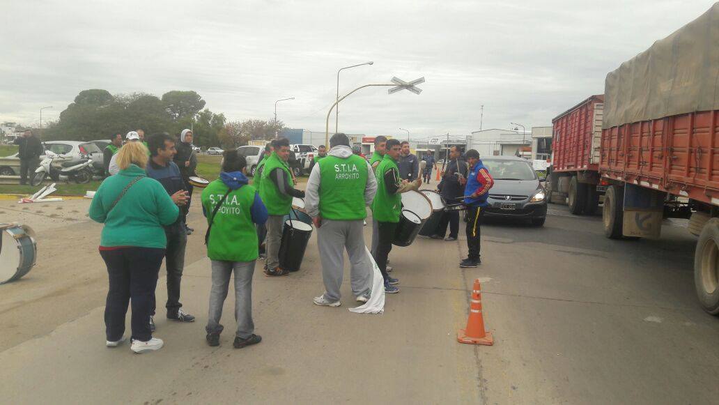 Stia reclama mejora salarial cortando media calzada de la ruta 19