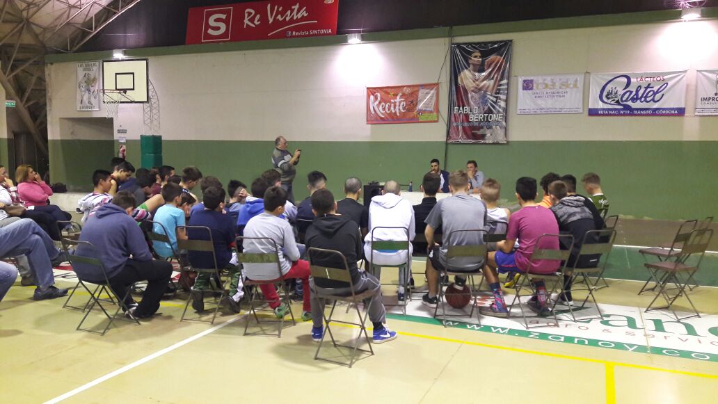 El basquetbolista Roberto Acuña brindó una charla en el Polideportivo Enrique Brizio