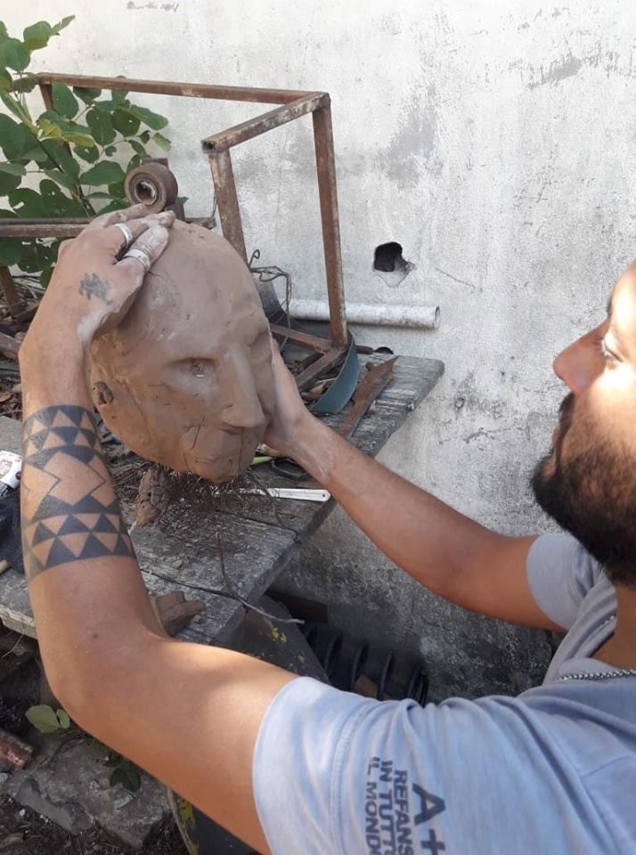 Un artista arroyitense esculpe al Cura Brochero para donarlo a iglesia local