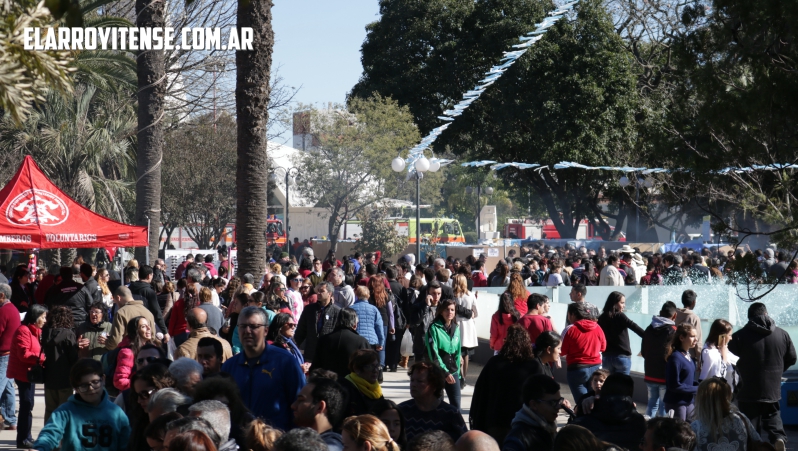 Arroyito se tiñó de blanco y celeste, para el acto del 25