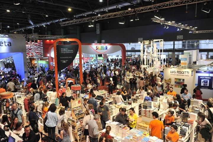 44ª Feria Internacional del Libro: compraron 100 libros para la Biblioteca Municipal