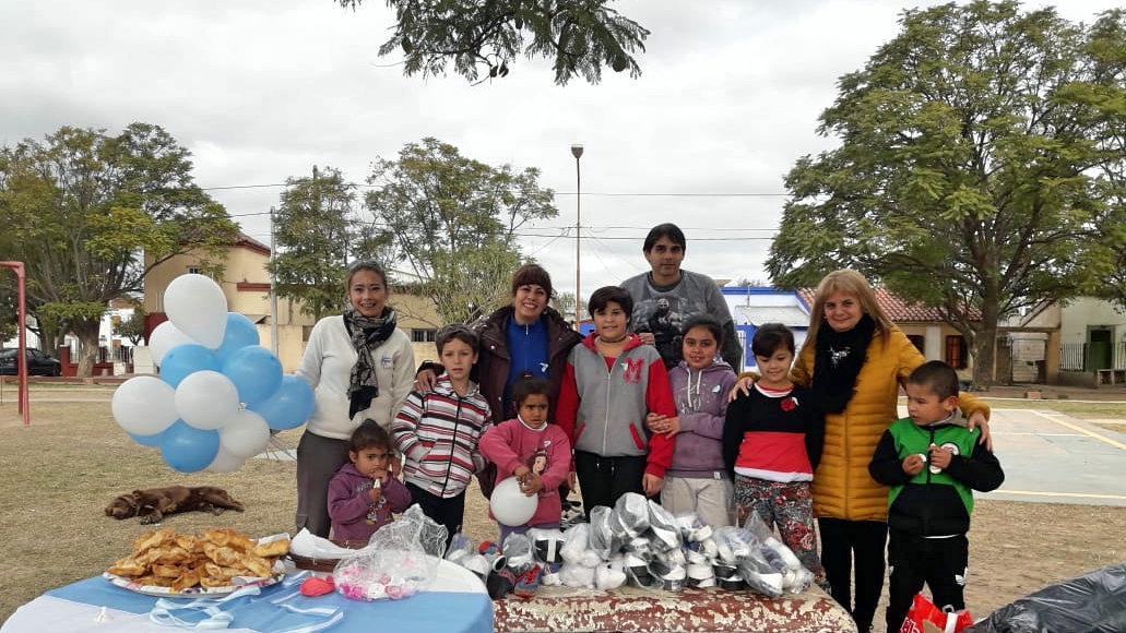 La Rama Femenina del PJ llevó el Perchero Solidario al Barrio IPV