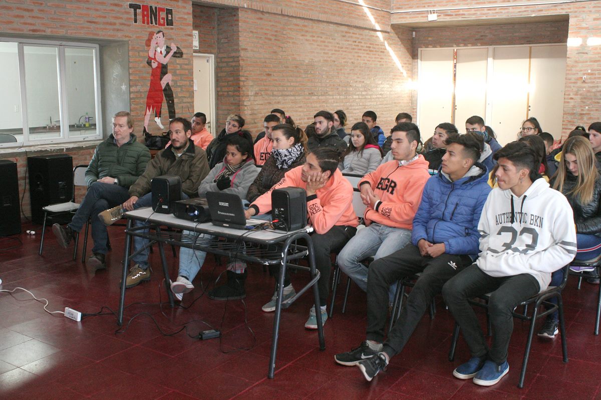 Se presentó el Programa Jóvenes con más y mejor Trabajo en el IPEM 329