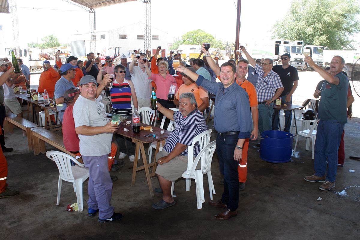 Cravero brindó con empleados del Corralón Municipal