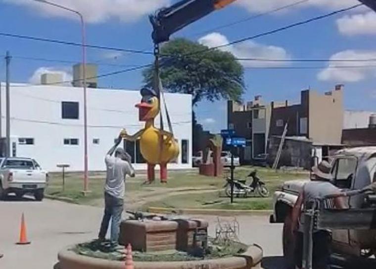 Santiago Temple: ¡Chau Pato! lo sacaron de la rotonda principal