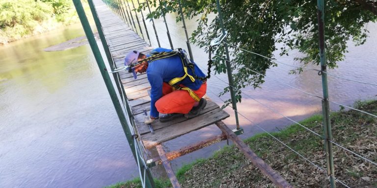 Arroyito: Se realizaron reparaciones en el puente colgante del Balneario