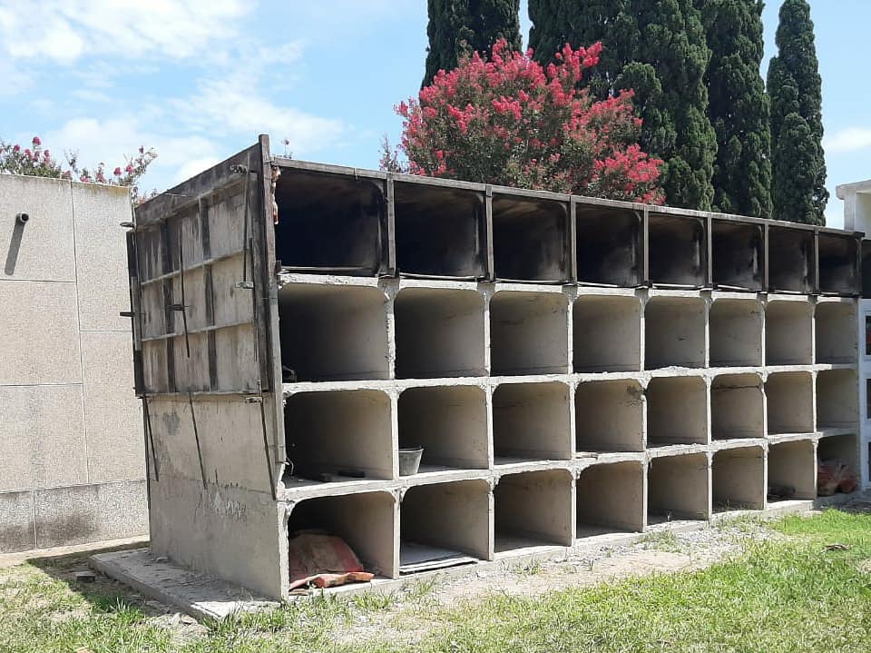 La Tordilla: Nuevos nichos en el cementerio