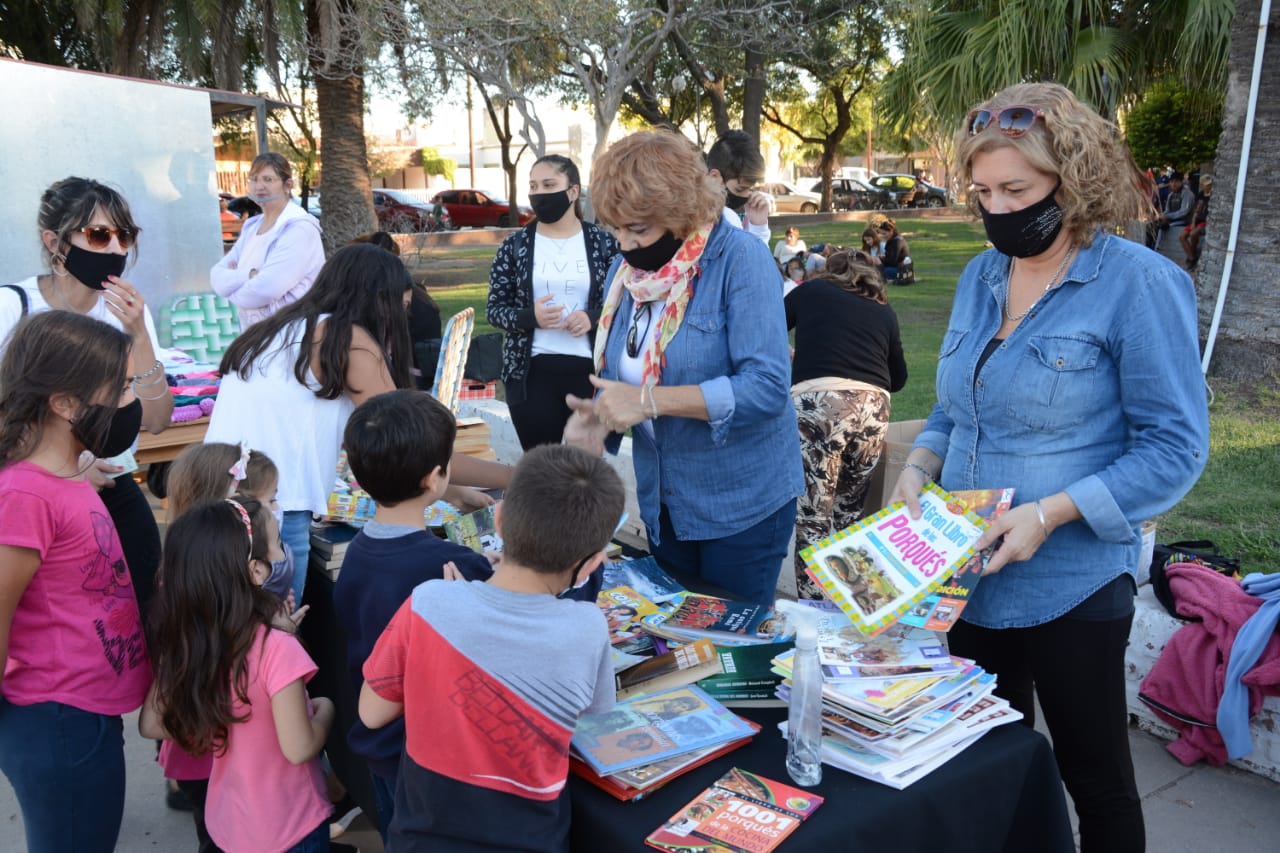 Arroyito: La Biblioteca Municipal salió a la Plaza