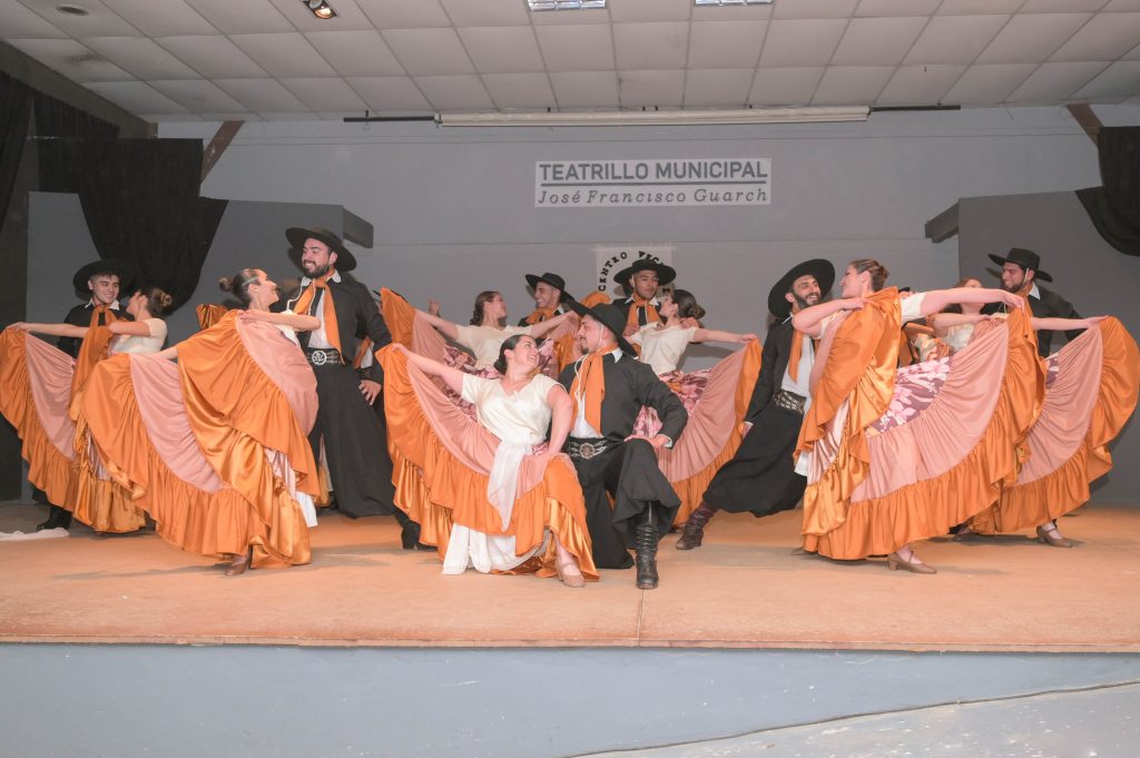 Arroyito: Exitosa primera muestra anual de talleres de danza del Centro Vecinal Xanaes