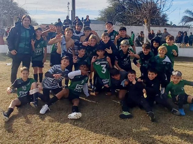 INFANTIL DEL CLUB CULTURAL Y DEPORTIVO ARROYITO CAMPEONES DE LA LIGA REGIONAL DE FÚTBOL SAN FRANCISCO. 